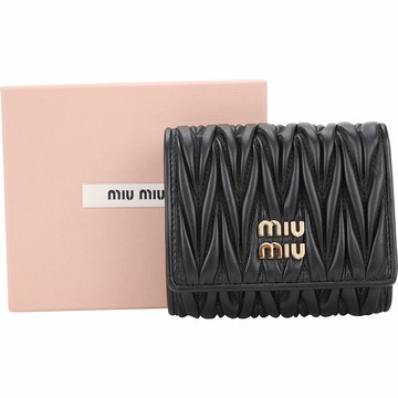 miu miu Matelasse 皺褶納帕羊皮三折短夾(黑色)