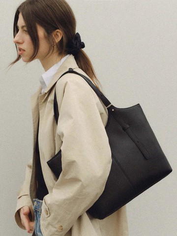 90 Veneta Medium Bag_Black