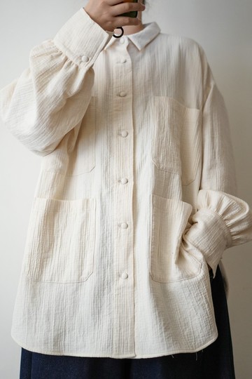 皺皺的米色秋冬長袖襯衫