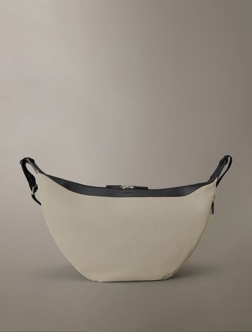 Calvin Klein 帆布半月形斜肩包