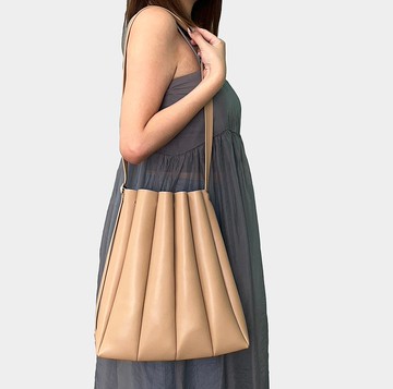 Walk With Me 回收皮革貝殼肩背包 筆電包 - 燕麥拿鐵