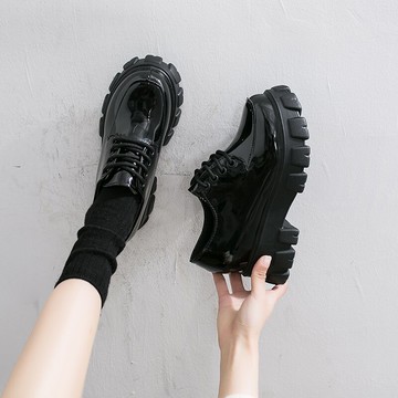 劉雯同款漆皮厚底小皮鞋女英倫風松糕鞋2021新款系帶黑色增高單鞋