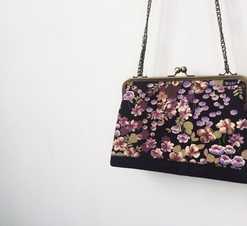 黑底粉花  口金包 手拿包 側背包 肩背包 隨身包 化妝包