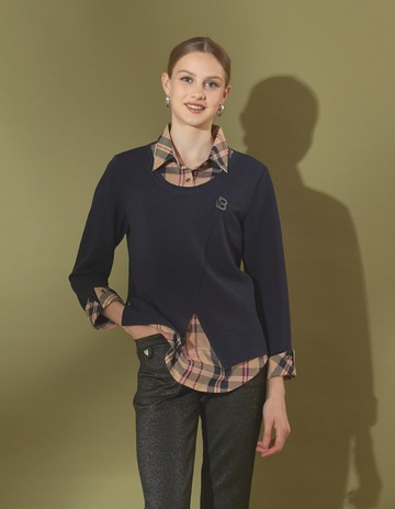 ★【喜芝梅】經典格調 優雅格紋布料倒V剪裁假兩件上衣(藍色；M-3L) 224460630