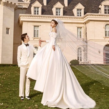 新款影樓外景旅街拍婚紗一字肩緞面情侶拍照主題服裝攝影長袖禮服