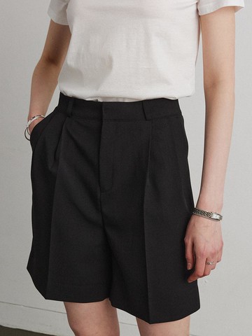 TUCK BERMUDA SHORTS [BLACK]