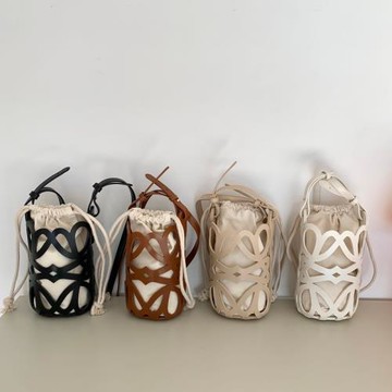 2022年韓系小眾高顏值個性鏤空抽繩水桶小包包洋氣百搭斜挎手機包