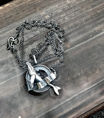 無所畏懼的大翅鯨銀製項鍊