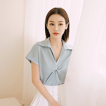 OB嚴選-不易皺微光澤翻領扭結短袖上衣