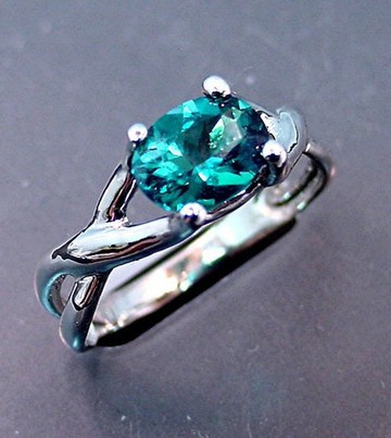 14K 白 K 金戒指，鑲嵌藍色托帕石，尺寸 10x8 公釐，重 3.40 克拉，貨號 0675