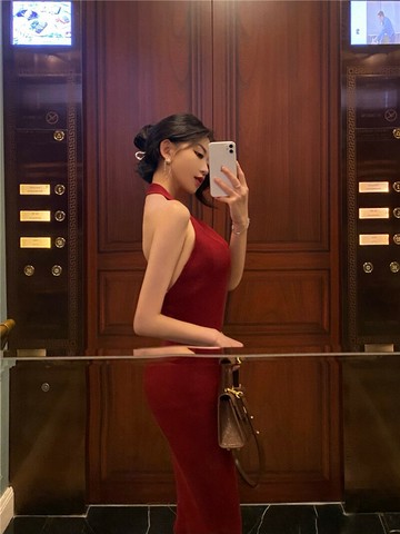 2021秋冬款名媛優雅性感深V領顯胸掛脖大露背針織中長包臀連衣裙