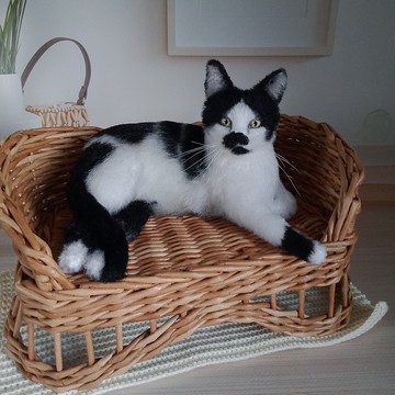 4.5 英寸高定制微型逼真鉤針白黑貓雕像