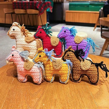 甄選好物🌈創意毛線鉤織小馬鑰匙扣卡通可愛生肖馬包包掛件吉祥物新年小禮品