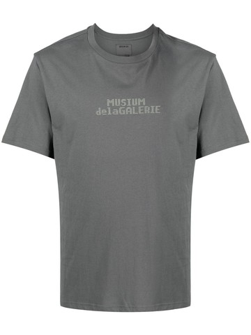 Musium Div. - spot logo-print T-shirt - men - Cotton - XL - Grey