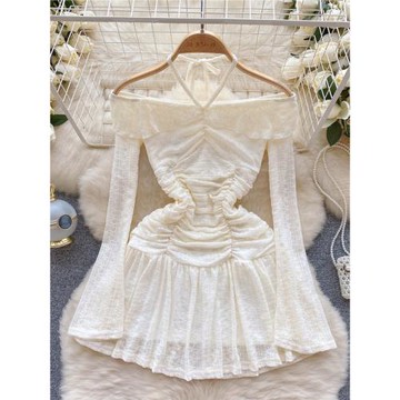 連衣裙女2024新款純欲風性感一字領露肩長袖褶皺修身短款荷葉邊裙