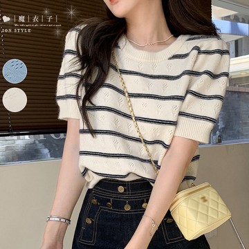 【QV3807】魔衣子-仙氣飄飄．小花鏤空條紋短袖針織衫
