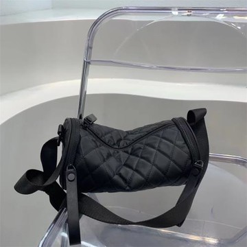 暗黑菱格純色斜挎單肩包水桶法棍尼龍防潑水包包日系男女款圓柱包