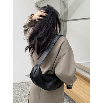 小眾設計餃子包冬季時尚復古法式寬帶斜挎包軟皮質感法棍通勤包女