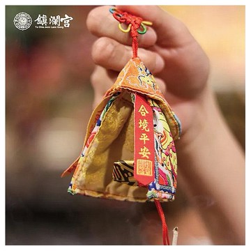 鎮瀾買足~ 鎮瀾宮 大甲媽祖鳳冠小神衣吊飾(過爐祈福)1入
