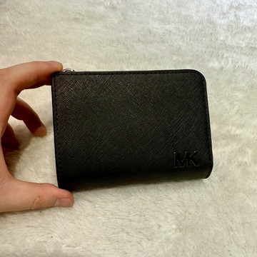 【MK｜全新】現貨 MICHAEL KORS 中夾 超黑銀標 防刮紋 錢包 短夾｜Little Bee 小蜜蜂精品