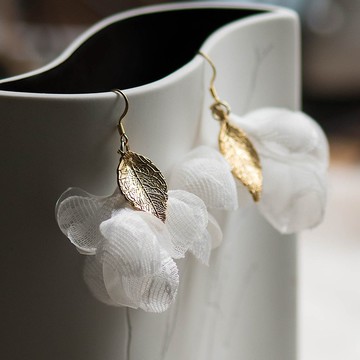 Holly 不規則蕾絲湯匙紗花金葉垂墜耳環