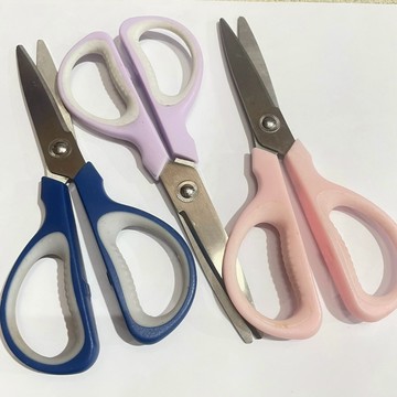 ［沐沐屋]辦公用 家用 防滑握柄事務剪刀 繽紛多色T