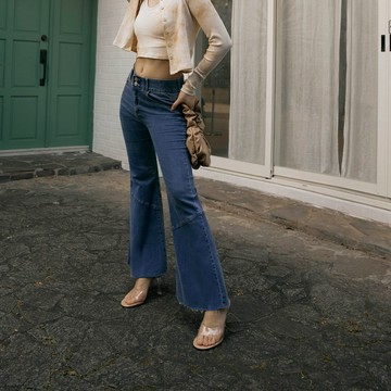 OB嚴選 彈力牛仔拼接設計下襬抽鬚高腰喇叭褲 《BA7417》大尺碼/女裝/現貨