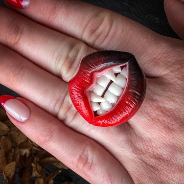 环吸血鬼的嘴唇