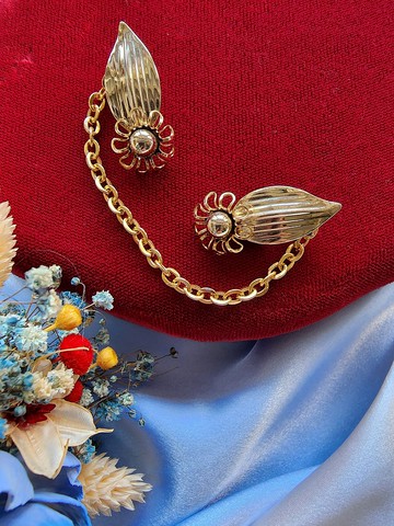 美國西洋古董飾品 / 可愛鏤空小花金葉復古衣夾/針織衣夾