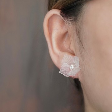 /Fiore/ 繡球花 樹脂軟水晶花 耳環/耳夾 (白色)