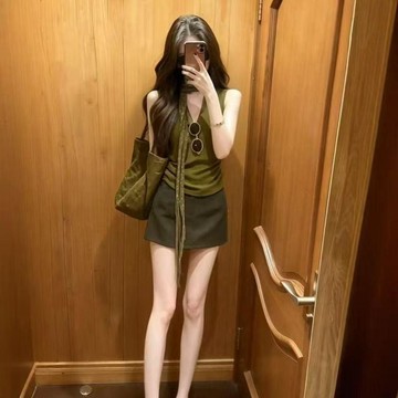 7846 人收藏備查💓設計感純欲無袖V領上衣半身裙兩件套女夏季新款氣質御姐時尚套裝YUHL