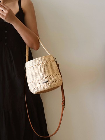 拉菲草微簍空經典兩用水桶包-奶油 含內裏磁扣 肩背包 斜背包