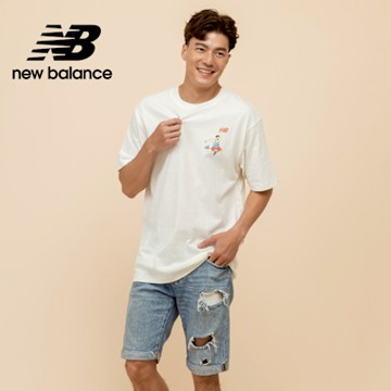 【New Balance】籃球插畫短袖上衣_男性_米白色_MT51934SST