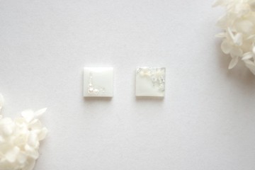 樹脂藝術 不對稱方形耳環・白色・銀色