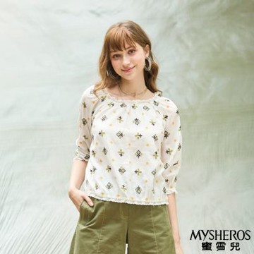 【MYSHEROS蜜雪兒】花邊領口幾何圖騰鬆緊縮口圓領上衣-白