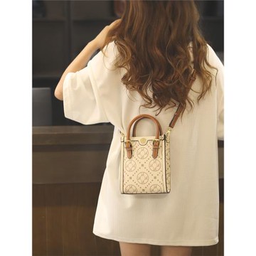 今年流行手提小包包女爆款新款潮輕奢超火小眾設計高級感斜挎2025