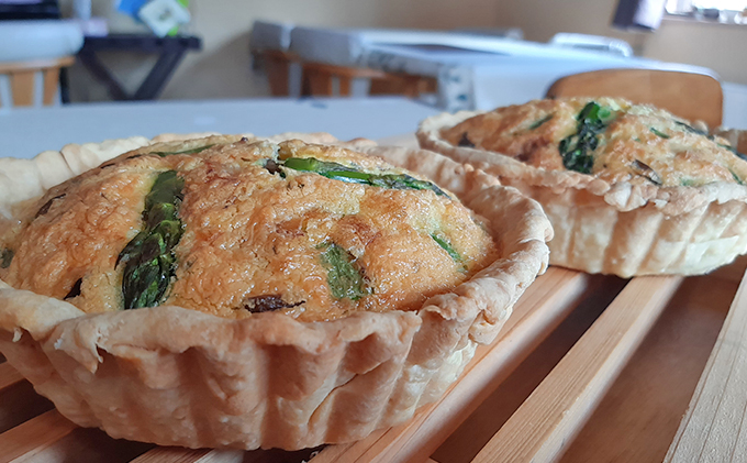 朝採り ハウス グリーン アスパラ 1kg＆アスパラ キッシュ 北海道 富良野市 (バリアフリーの宿＆カフェ いつか富良野へ)