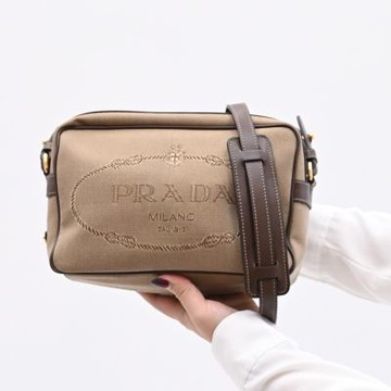 PRADA 復古大LOGO帆布斜背相機包(駝/咖)