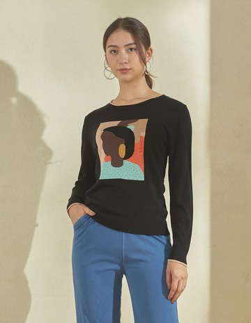 ★【喜芝梅】黑韻肖像 時尚人物圖案印花圓領舒適休閒上衣(黑色；M-2L) 224080762