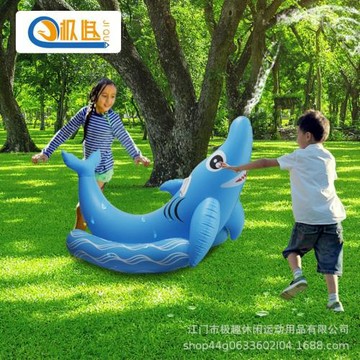 【現貨】PVC充氣鯊魚噴水坐騎 戶外戲水充氣玩具 水上坐騎浮排