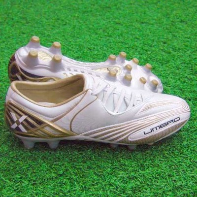 Umbro ACCERATOR サッカースパイク ホワイト/ゴールド r400