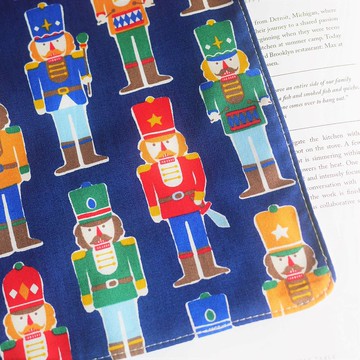 限量訂製款=日本純棉手帕=童話風=胡桃鉗=海軍藍(共2色)