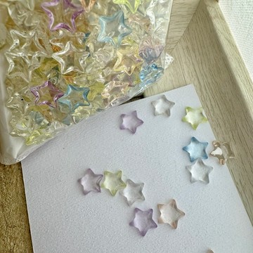千千美學｜-現貨-彩色摩卡星星(混色一包10入)美甲飾品材料鑽飾彩鑽大鑽合金屬飾品平底貼極光鏡面立體愛心蝴蝶結貼紙