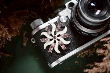 【老飾品/西洋老件】VINTAGE粉紫萊茵石花型古著胸針