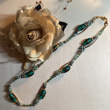 手工項鍊，飾有綠色燈工玻璃珠