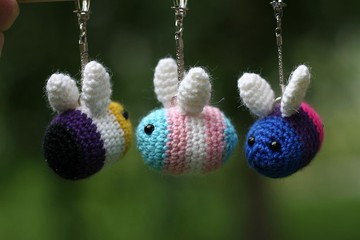 LGBT驕傲蜜蜂！ amigurumi 驕傲的蜜蜂！還提供自定義旗幟顏色！大黃蜂