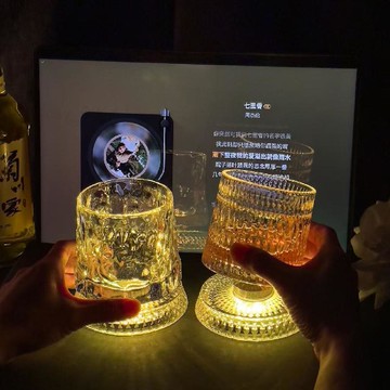 台灣出貨 旋轉酒杯 旋轉威士忌酒杯 旋轉發光酒杯 加發光杯墊 高級不倒翁啤酒杯 不倒翁啤酒杯 解壓轉轉酒杯 交換禮物