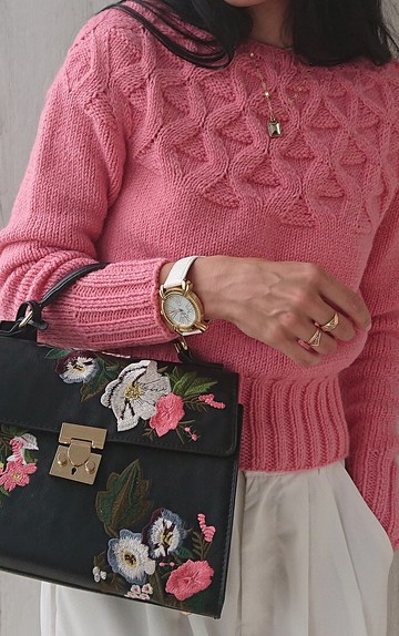 幾何圖案肩部手工針織毛衣，女士短版手工編織毛衣，修身腰部設計