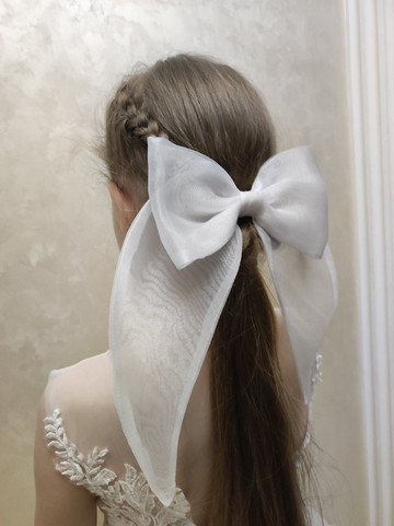 蝴蝶結髮夾，髮飾。