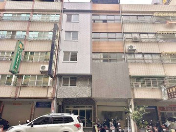 鼎山家樂福旁｜大坪數8房6陽台｜生活機能超成熟｜高雄市三民區鼎華路